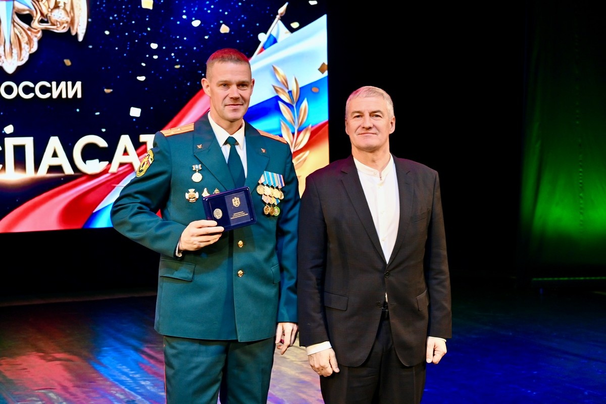    Лучших сотрудников МЧС Карелии наградили накануне Дня спасателя России. Фото: "Республика"/Оксана Кудряшова