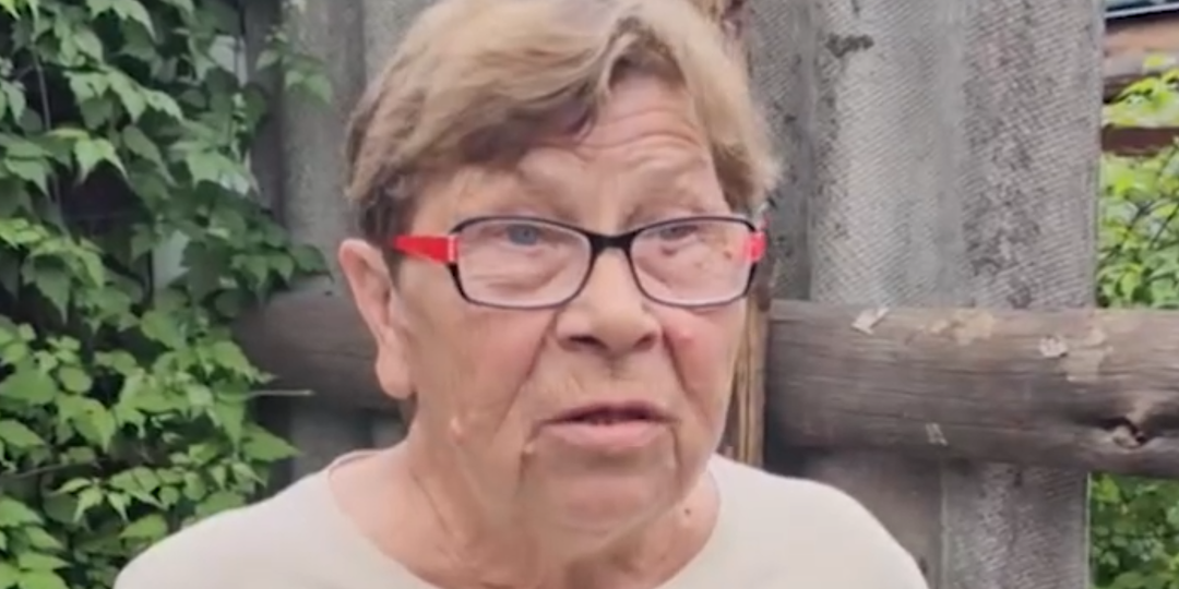 Пенсионерка вынуждена попадать в квартиру через окно из-за соседей: чиновники предложили построить ступеньки