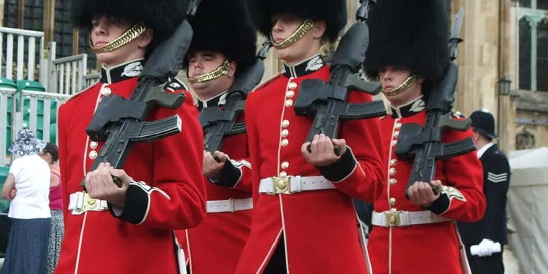Почему британские гвардейцы носят ватную палочку на голове?