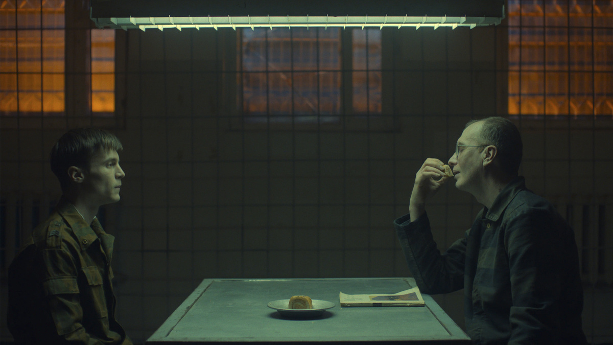 Кадр из сериала "Аутсорс"