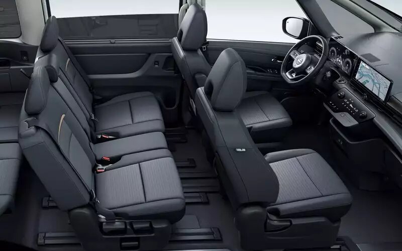    Интерьер Nissan Serena