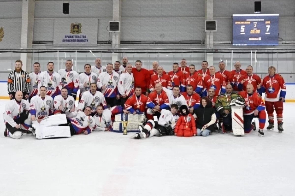    В Брянске ветераны хоккея выиграли матч у команды депутатов и чиновников