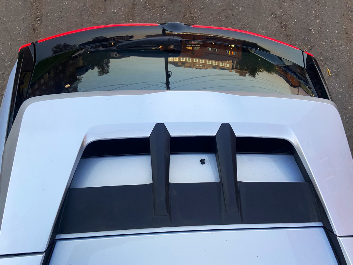 Крышу украшает спойлер необычной формы, переходящий в рейлинги