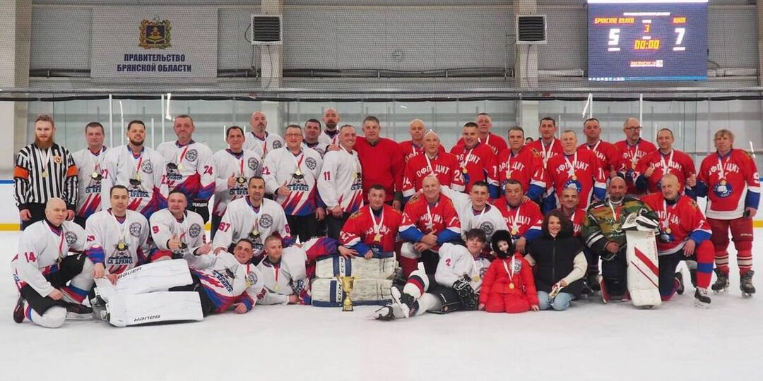 В Брянске прошел товарищеский хоккейный матч с участием Аскольда Запашного
