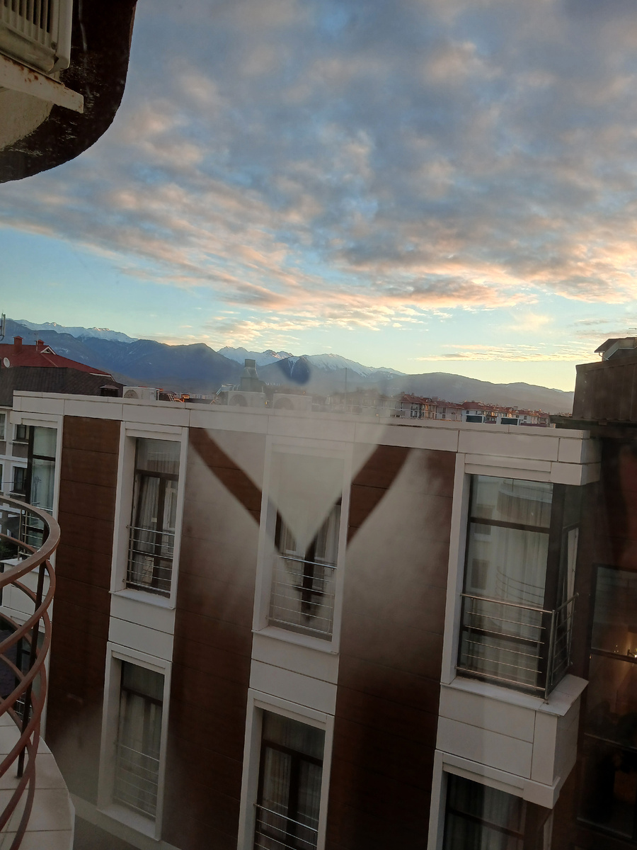 Вид на горы из нашего номера 