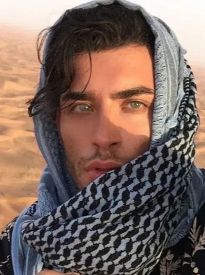 Глазоньки у него почти зелёные,светлые..