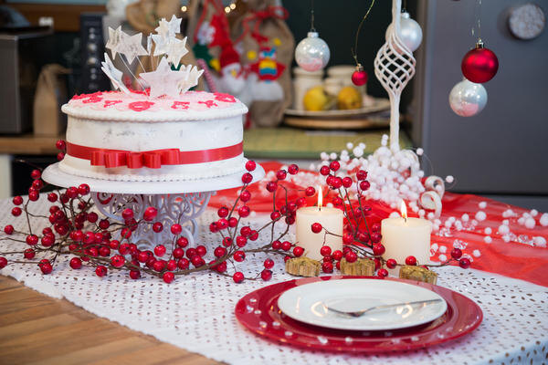    Белый и красный — классическое сочетание для сервировки