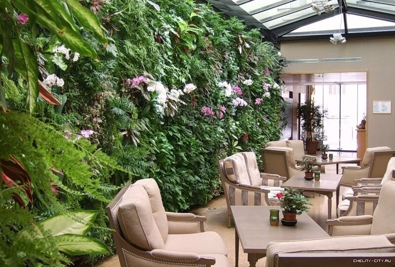 В отличие от уже известных методов озеленения с использованием таких неприхотливых и невзрачных растений как плющ и виноградная лоза, работа месье Бланка – это настоящее садоводческое искусство. Его «изюминка» состоит в том, что, высаживая в один квадратный метр несколько десятков различных растений, дизайнер создает высокохудожественные композиции, напоминающие картины тропических пейзажей. При этом месье Бланк незыблемо соблюдает одно из главных правил – никогда не повторяться.