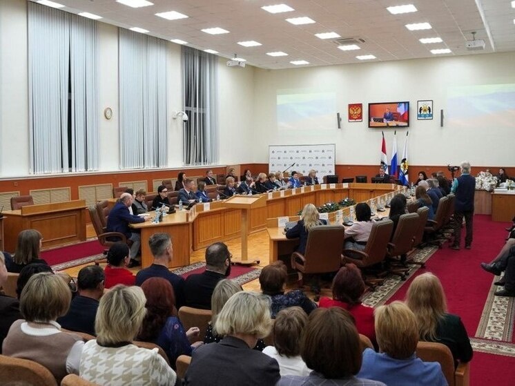     На мероприятии обсудили организацию зимней уборки городских территорий, готовность служб гражданской обороны и чрезвычайных ситуаций к оперативному реагированию. Фото: telegram-канал мэра Великого Новгорода Александра Розбаума