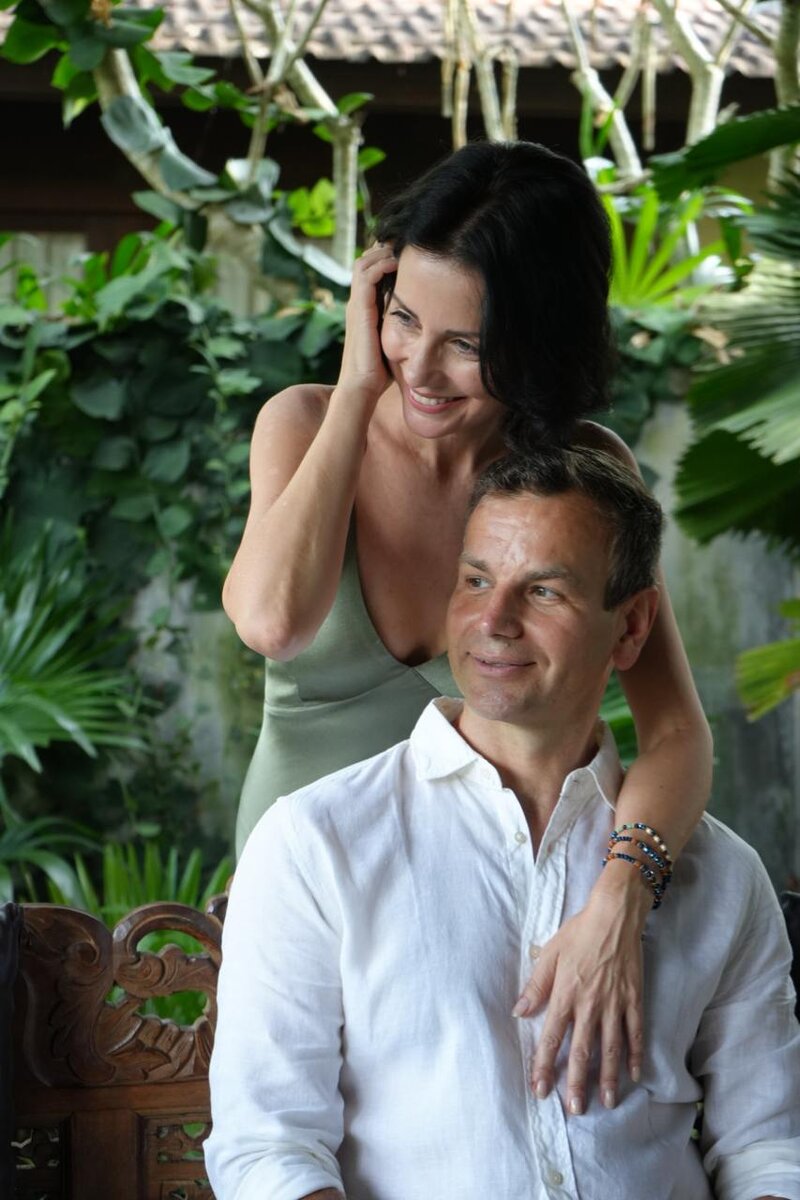 Роман и Нинель — это пара Нового Времени, проводники и наставники, работающие с темой осознанных отношений, пробуждения сердца и перехода человека в более зрелое, целостное состояние.

Их история — не про идеальную картинку и не про «духовный глянец». Они прошли через опыт глубокой связи, затем через пять лет разделения, личные кризисы, проживание собственных теней и то, что в духовной традиции называют «тёмной ночью души». Этот путь стал для них не разрушением, а инициацией. Когда они соединились снова, это уже было не из нужды или зависимости, а из зрелости и ясности — с пониманием, что их союз служит не только им, но и людям.

Сегодня их отношения — это не просто личная история любви, а живое поле, в котором раскрываются другие. Они работают не столько через слова и теории, сколько через состояние, присутствие и глубину проживания. В их поле люди часто начинают видеть себя честнее, чувствовать глубже и принимать решения, которые давно откладывали.

Основные темы их работы — Отношения Нового Времени, пробуждение чувствительности, выход из сценариев жертвы и выживания, восстановление внутренней опоры, соединение с собой и своим истинным путём. Они много говорят о зрелой любви — без манипуляций, контроля, жертвенности и игр эго. О союзе двух целостных людей, которые не закрывают друг другом пустоты, а растут вместе.

Роман и Нинель проводят практикумы, курсы, утренние настройки, личные сессии и наставничество. В их работе часто используется подход, близкий к тому, что в восточных традициях называют шактипадом — передачей состояния. Люди, попадая к ним, нередко отмечают, что изменения начинаются не с «усилий», а с внутреннего сдвига: уходит хроническое напряжение, проясняется направление, появляется доверие жизни и ощущение, что «я снова на своём месте».

Многие приходят к ним в кризисе — в отношениях, в реализации, в деньгах, в состоянии потери смысла. Со временем у людей меняется не только внутреннее состояние, но и внешний событийный ряд.