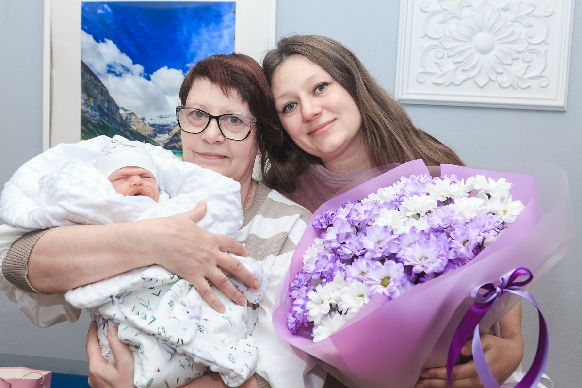 Бабушка впервые держит внучку