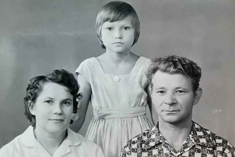 Елена Степаненко в детстве с родителями. Фото: соцсети