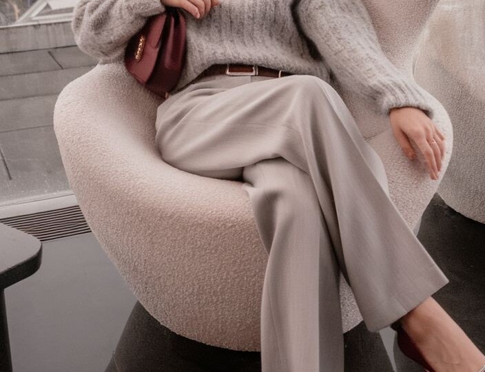 Почему в 2026 году молодые девушки массово копируют стиль 60-летних герцогинь? Разбираемся в новом модном феномене