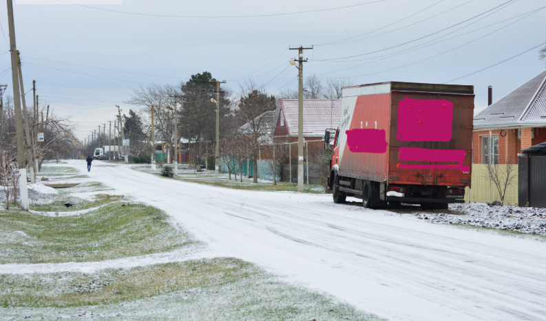 Фото автора. 27.12.2025. Станица. Одинокий путник. Зелёная трава покрытая тонким слоем снега.