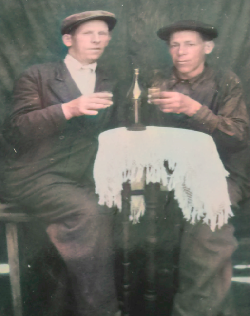 Фёдор Ефремович Пилишин слева на фотографии.