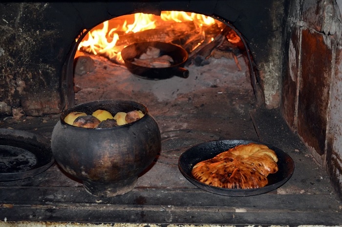 Мясо на Руси готовили двумя способами: варка и запекание в русской печи.