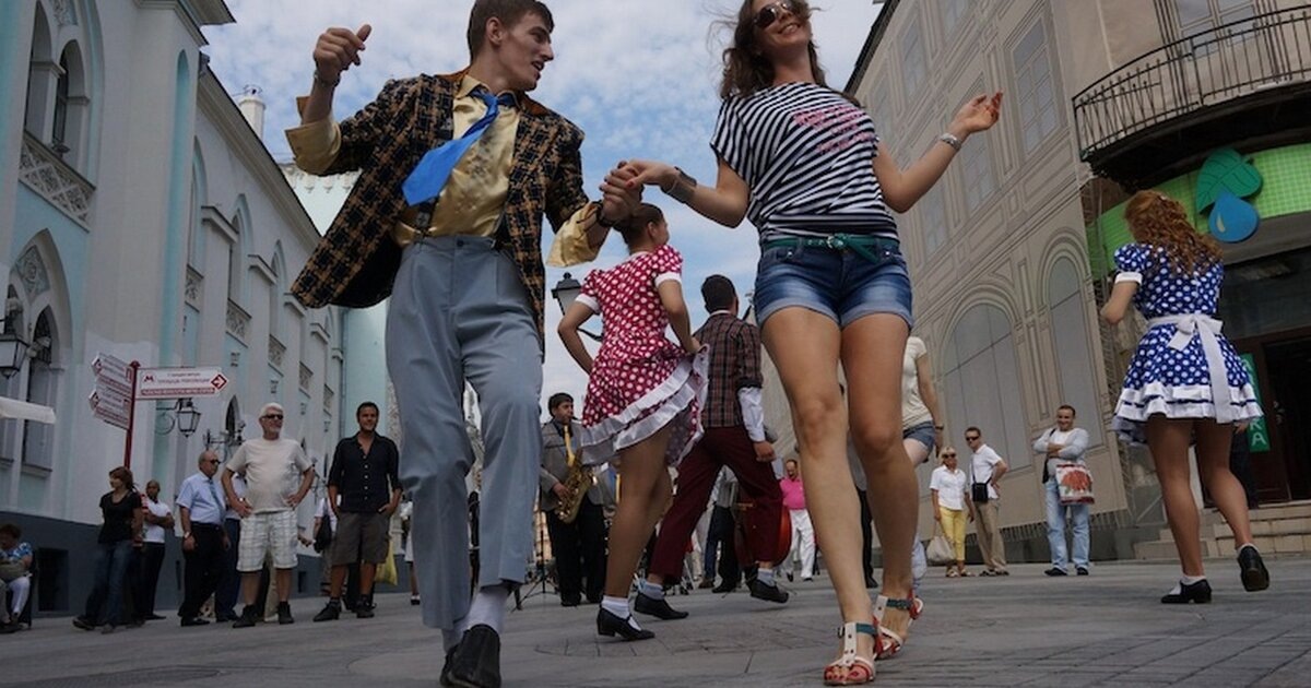 Сценки Москвы, символизирующие строчки Есенина "Я московский озорной гуляка" 