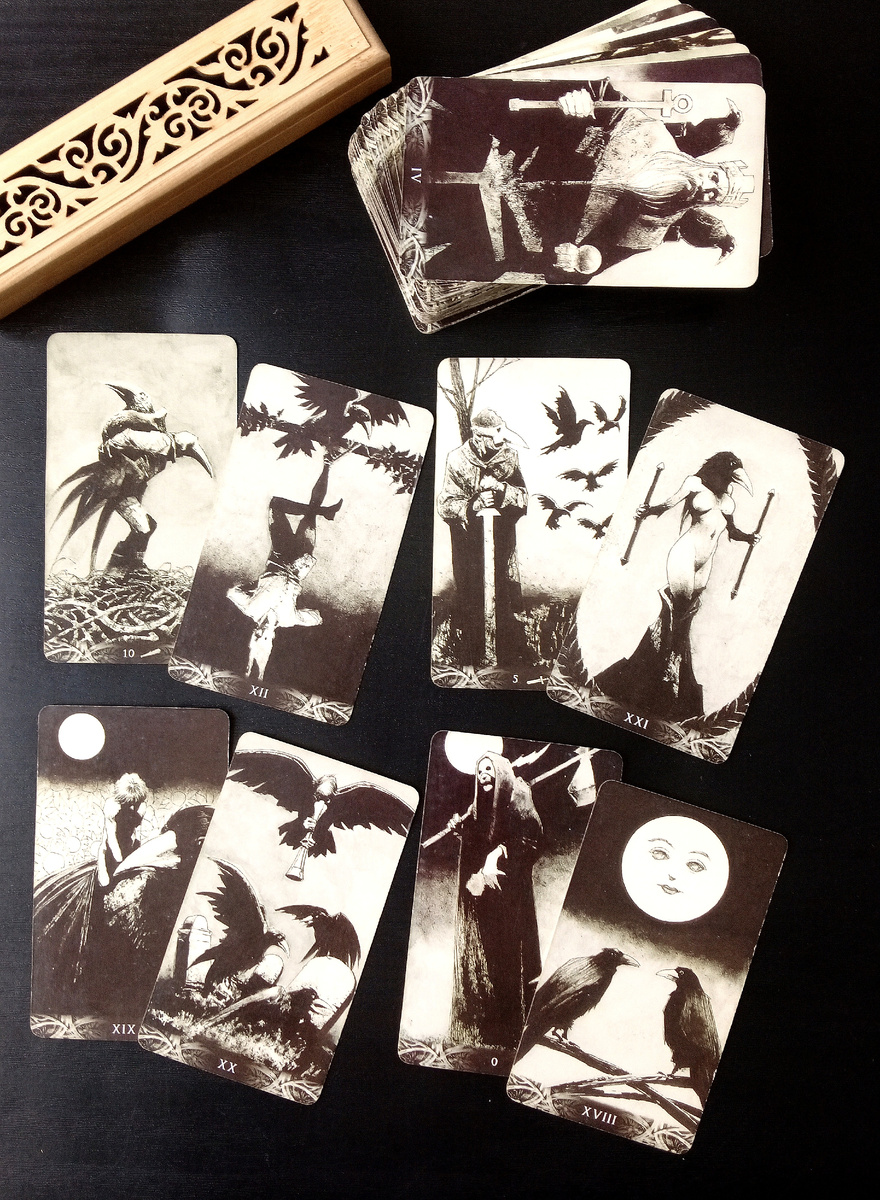 Ответ смотрим на колоде таро "Ворон смерти"