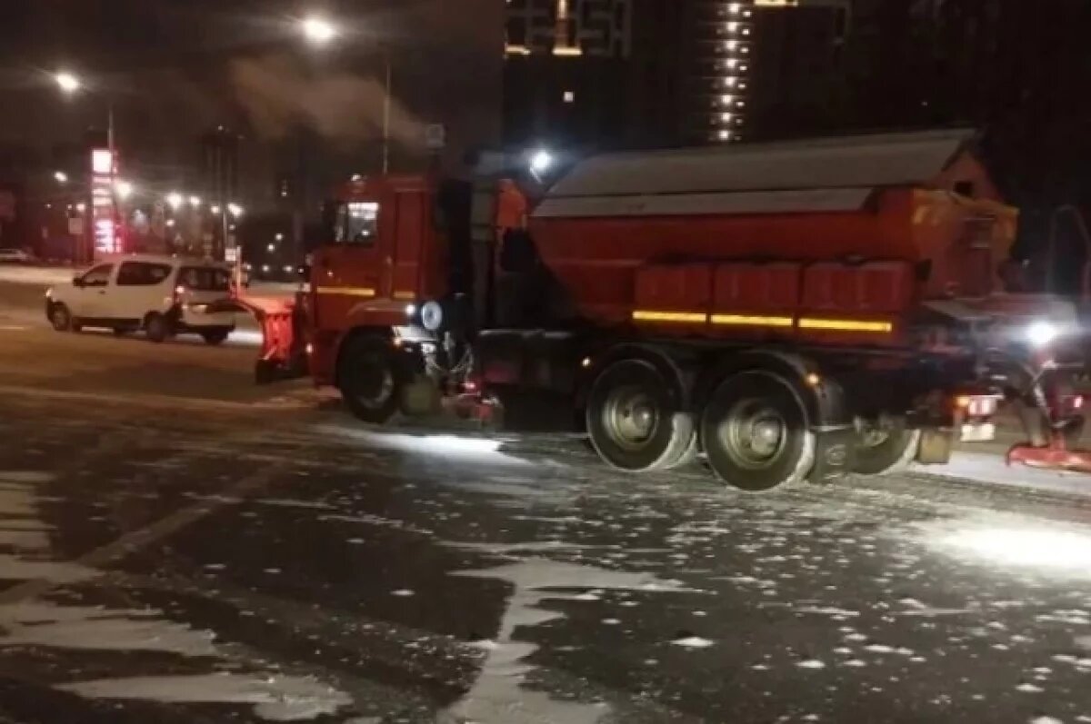    Более 100 коммунальных машин расчищают Ростов от снега