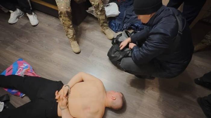 Под Калининградом задержали аферистов, укравших более млн рублей участников СВО. Обложка © Telegram / Следком