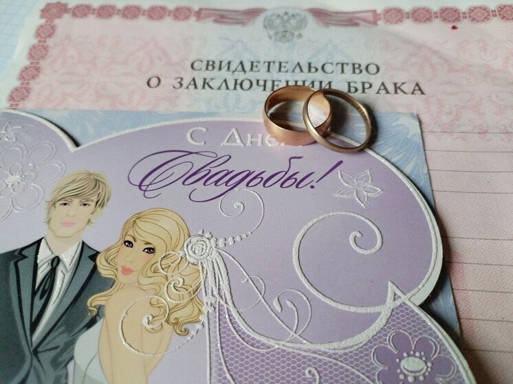     По традиции Евгений Анатольевич и Лидия Михайловна поставили свои подписи в книге «Почётных юбиляров». Фото: Архив МК в Великом Новгороде