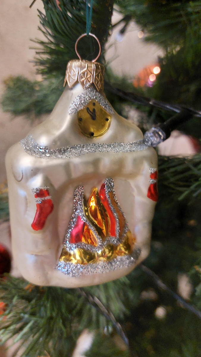 Правда, вот как эта игрушка - камин ко мне попала - не помню. Возможно сама однажды купила. Ещё даже до начала канала "Цветочница Анюта." Предвидела, наверное, развитие ситуации)