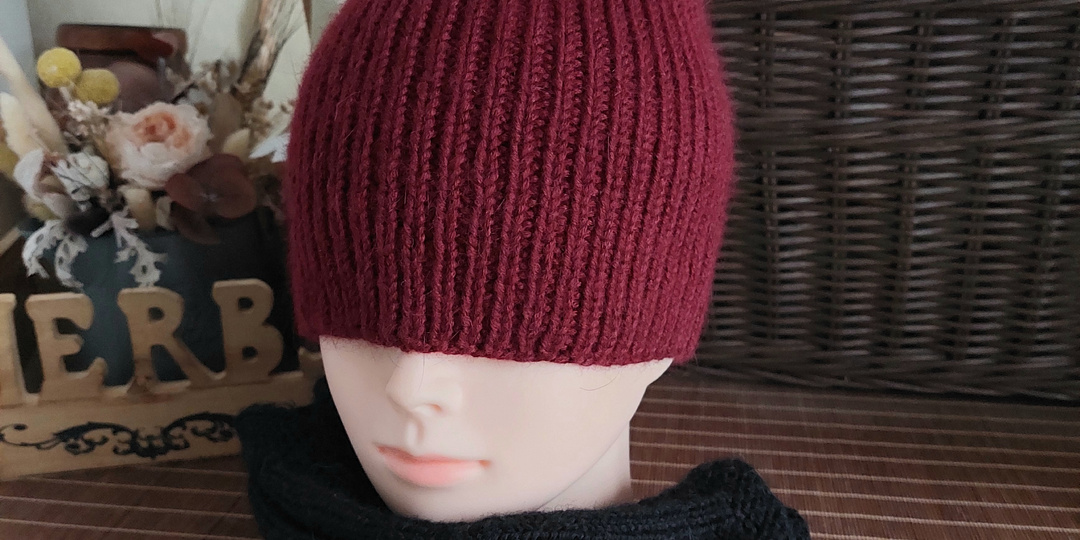 Шапочка спицами из бобинной пряжи.