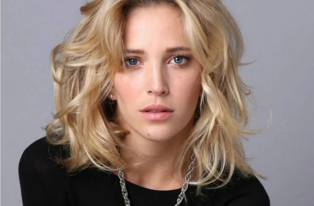 Красотка, великолепная, красивая, уникальная, изысканная, повзрослевшая, симпатичная, счастливая, модная и боженька наверное много что ей смог дать и подарить и наградить хорошим, добрым, отличным и самым чистым