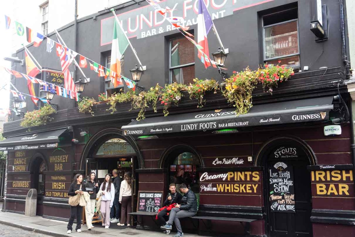 Писали, что был здесь паб Pravda, отделанный в советском пролетарском стиле. Искали — не нашли