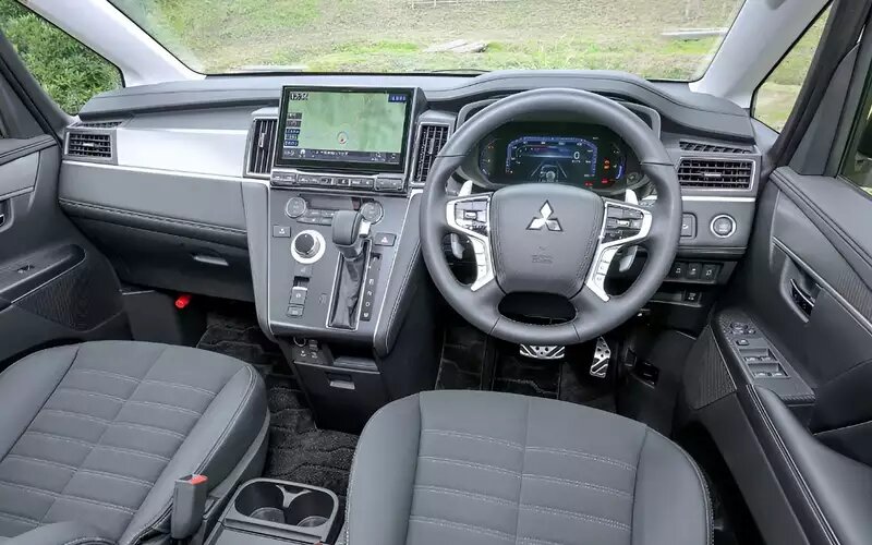    Интерьер Mitsubishi Delica D:5