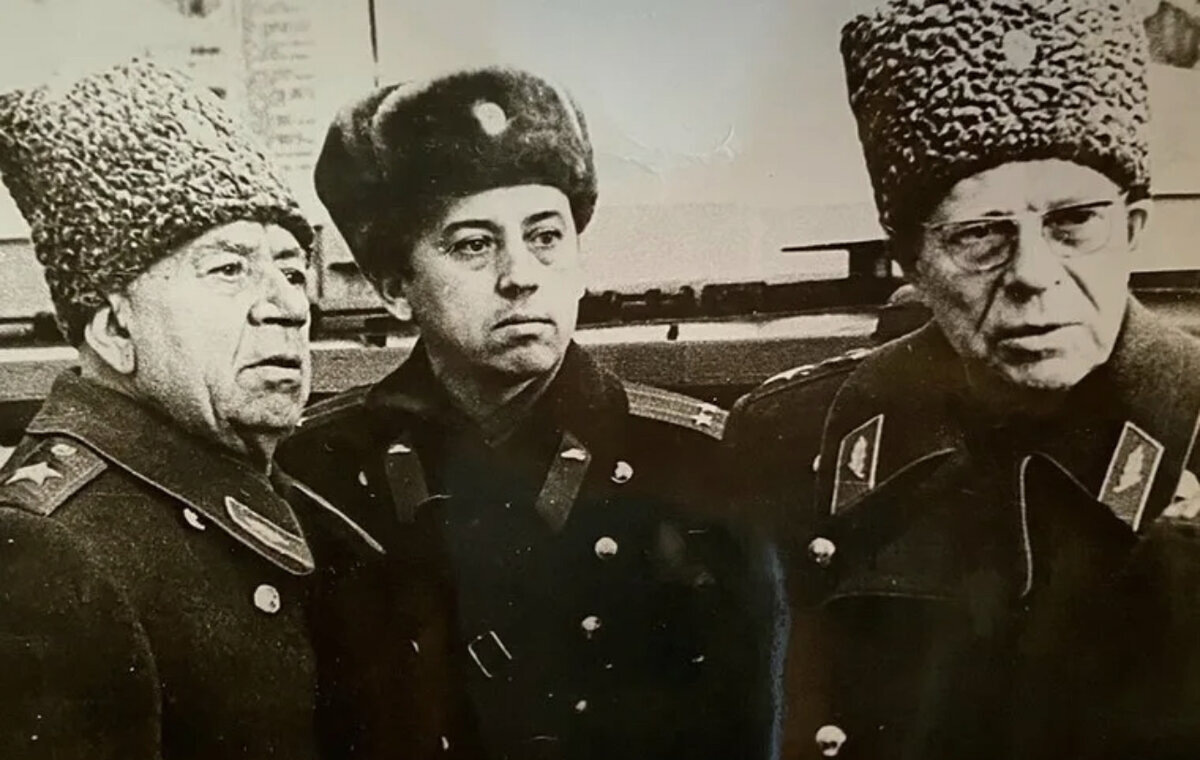 В центре - А.А.Галкин. Справа - министр обороны Д.Ф.Устинов.