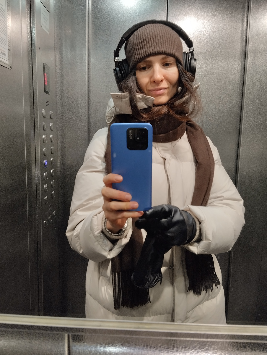 Уставший человек возвращается домой с работы. 