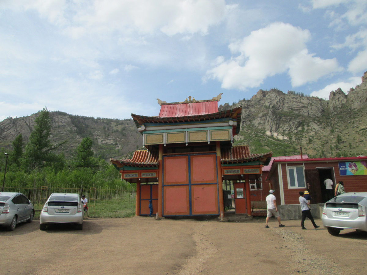 Современные "приусы" на фоне древних скал