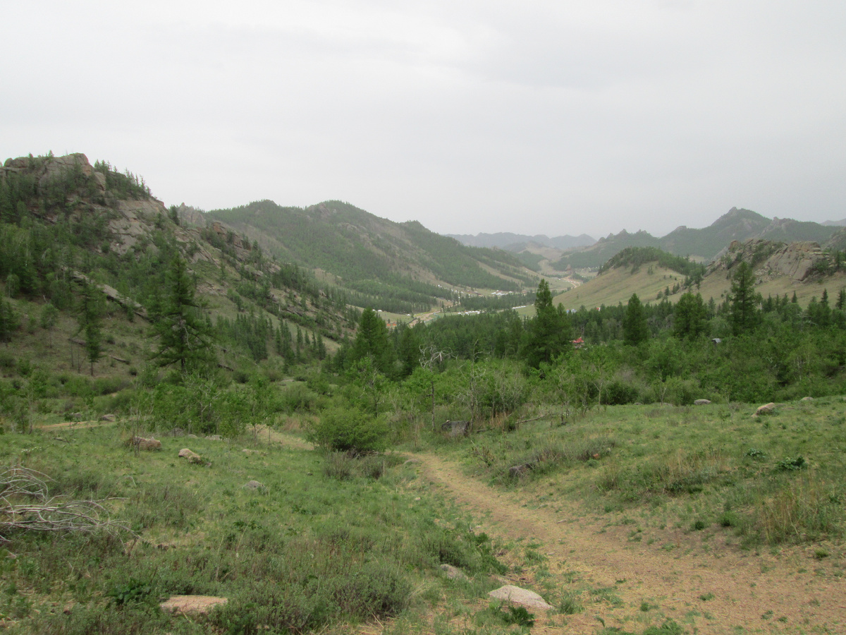 Национальный парк Горхи-Тэрэлж находится в Монголии, в 80 километрах к северо-востоку от Улан-Батора. Красивое место, окруженное сопками, куда идут за просвещением или просветлением. К сожалению фото не передают величественных скал. 