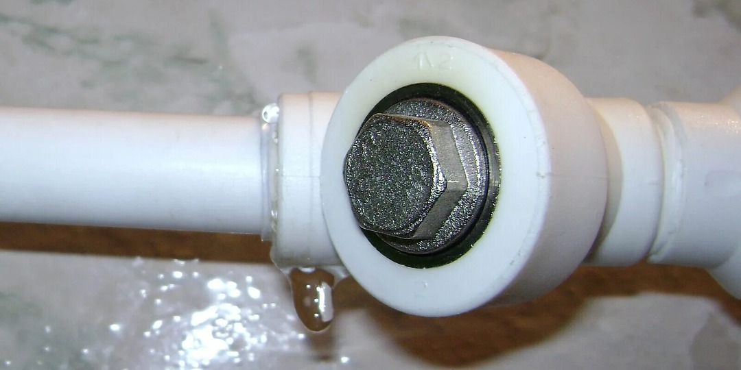 Почему пластиковые трубы начинают течь, хотя всё было собрано аккуратно: Ошибка монтажа, которая «выстреливает» только со временем