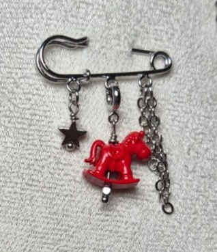 Лошадка- пластик. Дизайнер булавки - моя дочь. Сделала и подарила. 