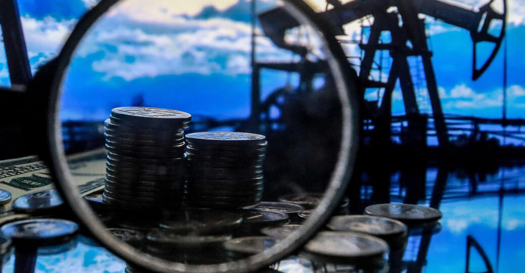 Рубль завершает год на пике