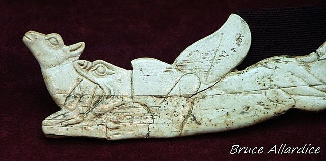 Косметический шпатель с холма Гонур-Тепе (Серый холм), 3000-2000 гг. до н.э. Змея, поедающая оленя. Фото из свободных источников в Интернете.