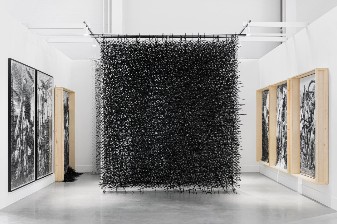    Стенд Marina Gisich Gallery на Cosmoscow Фото: Изображение предоставлено Собака.ru пресс-службой Marina Gisich Gallery