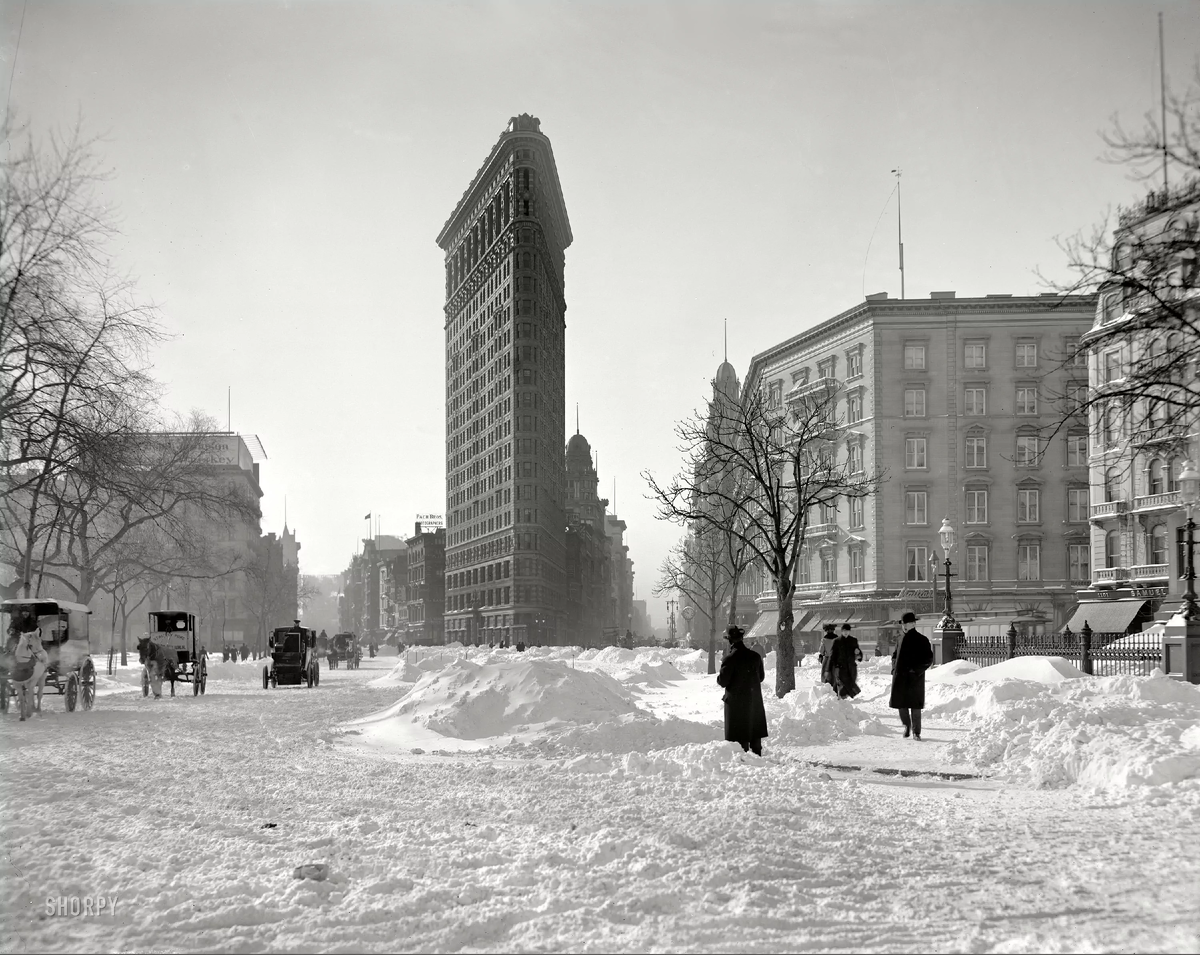 22-х этажный небоскрёб Flatiron Building на Мэдисон-сквер. Нью-Йорк, зима 1905 года.