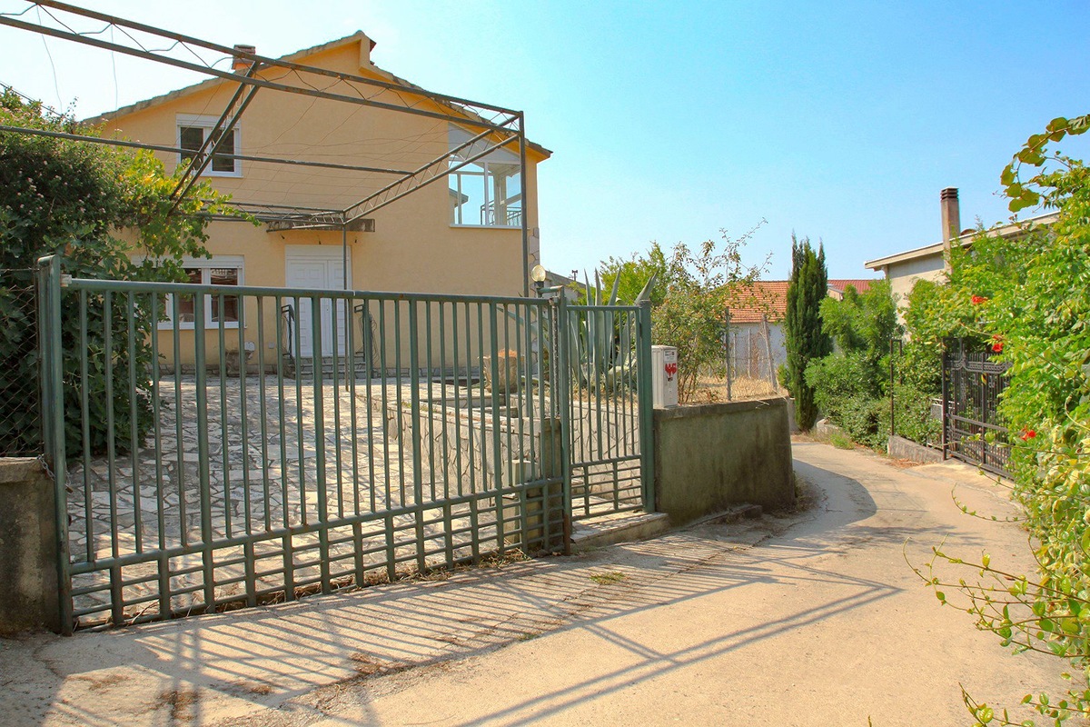 Двухэтажный дом в Бар Черногория от собственника