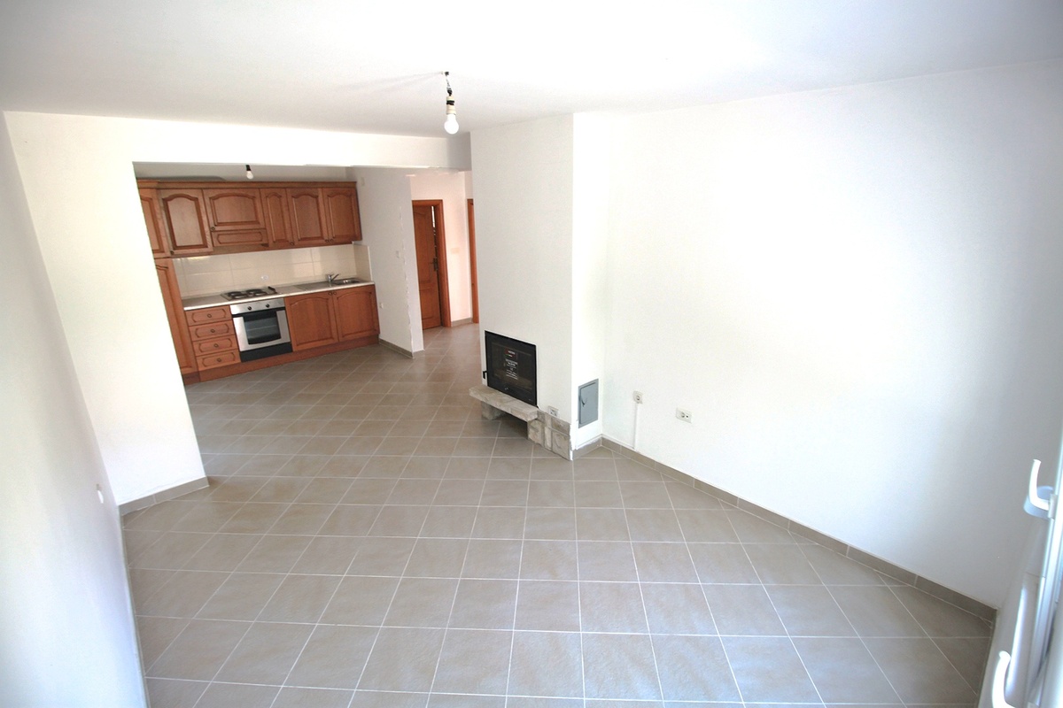 Итальянский камин с дистанционным управлением в уютной гостиной