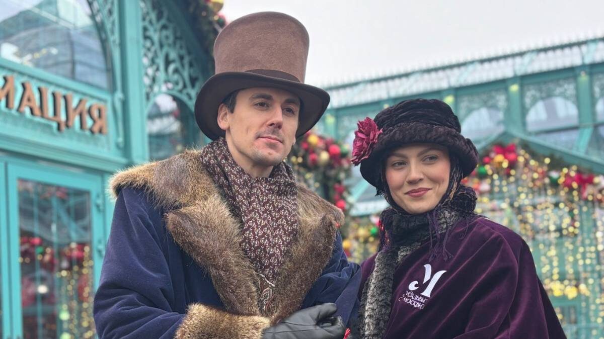    Актеры Елена Захарченко и Игорь Щипакин на фестивале «Усадьбы Москвы». / Фото: Василиса Чернявская / Вечерняя Москва