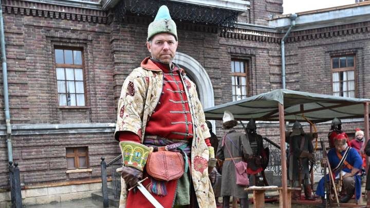  Реконструтор Владимир Терехов. / Фото: Александр Кочубей / Вечерняя Москва