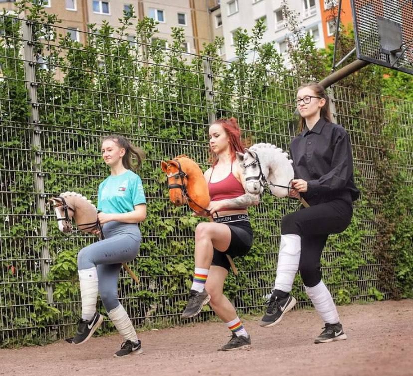 Хоббихорсинг (англ. hobby horsing) — вид спорта, представляющий собой «езду» на палке с лошадиной головой. 