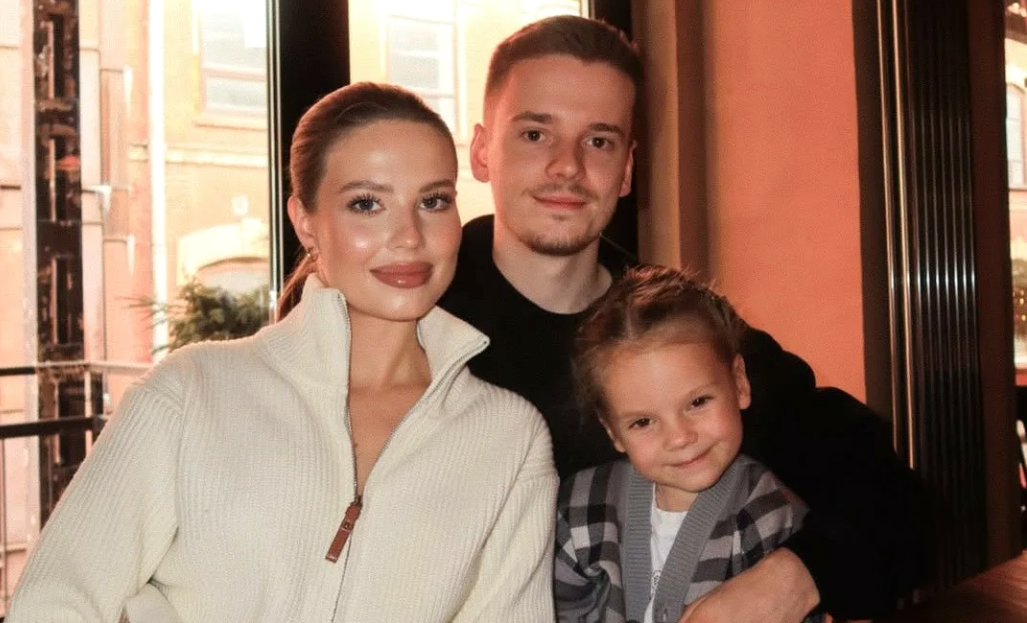 на фото Лиана Шульгина с мужем и дочкой 