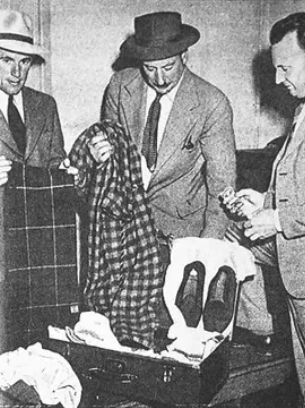 Фотография осмотра чемодана неизвестного