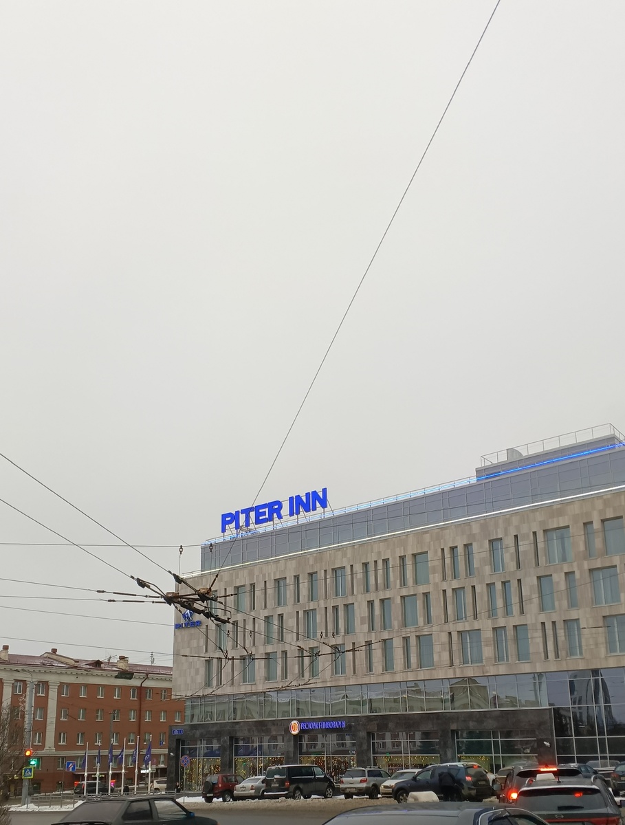 фото автора: на остановке, перед ж/д вокзалом ждала автобус. Рядом гостиница, построена не столь давно, современная. Я помню это место, раньше там располагался холодильник. Сумели вписать в столь небольшое пространство это здание