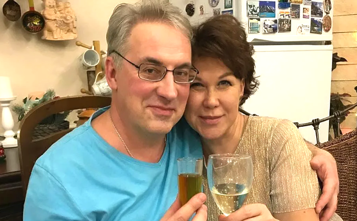 на фото Андрей Норкин с женой