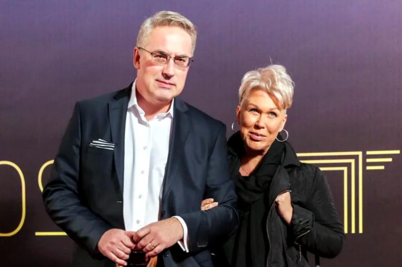 на фото Андрей Норкин с женой Юлией
